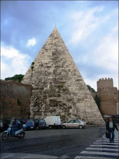 Au pied cette la colline, est construite la pyramide de Cestius.