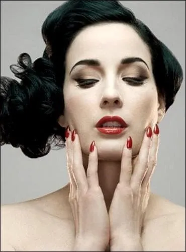 Les cheveux de Dita Von Teese sont naturellement :
