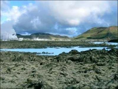 Quelle capitale est chauffe par des sources d'eau chaude souterraines ?