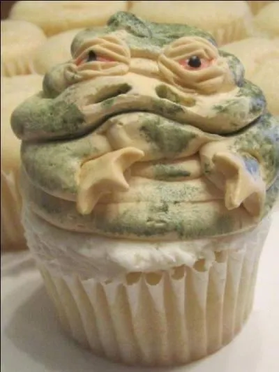 Saviez-vous que la compagnie de George Lucas a mme sorti un livre de cuisine Star Wars ? Ce joli gteau (sic) Jabba le Hutt est vert comme le personnage de la saga ! Il faut esprer alors. . ?