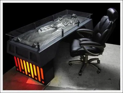 Avouez qu'il faut vraiment tre fan, pour s'tre fait faire  grand prix et sur mesure ce bureau (par une entreprise amricaine spcialise), qui aurait pu accueillir Jabba (enfin, si la taille du Hutt le permettait). Pourquoi donc Jabba ?