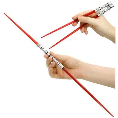 Saviez-vous qu'on pouvait manger chinois Star Wars ? Voici les  baguettes sabres lasers . Cette paire, bien sr, est celle de... ?