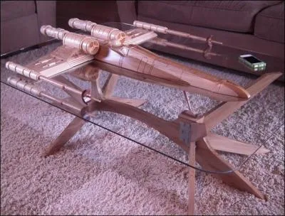 Ce X-Wing est devenu table, grce  un savant travail du bois. L'inconvnient est... ?