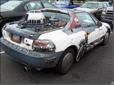 Quand on ne peut pas se payer un chasseur X-Wing, pour y placer R2D2, qui a dcidment beaucoup de succs, on bricole sa bagnole ! L'art d'agrmenter (sic) sa voiture se nomme... ?