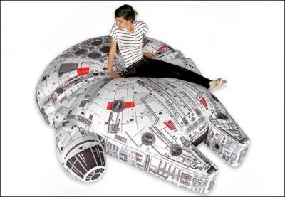 Et voil qu'on peut se vautrer littralement sur le vaisseau spatial le Faucon Millenium, et plus si affinits ! Dommage alors qu'il ne soit pas vendu avec... ?