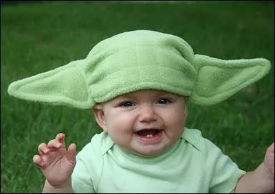 Ce charmant bambin porte un bonnet... Yoda ! Mme si ce bb n'est ni vert ni rid de peau, il a bel et bien un point commun avec Yoda. Lequel ?