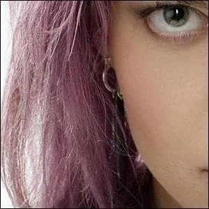 Quelle est cette lgante dame aux cheveux roses ?