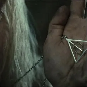 Cette main appartient  ... .