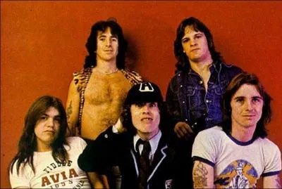 Quel groupe de rock australo-britannique est form� � Sydney en 1973 par les fr�res Angus et Malcolm Young ?