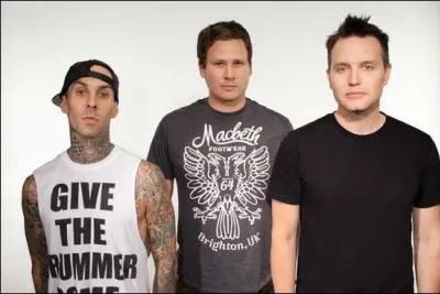 Quel groupe est form� par le chanteur/guitariste Tom DeLonge, le chanteur/bassiste Mark Hoppus et le batteur Travis Barker ?
