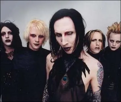 Quel chanteur est mondialement connu pour �tre le leader du groupe de metal qui porte son nom ?