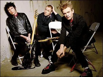 Quel groupe de pop rock canadien, form� en 1996, est actuellement compos� du chanteur/guitariste Deryck Whibley, du bassiste Jason McCaslin et du guitariste Tom Thacker ?