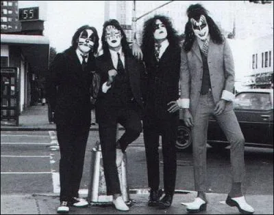 Quel groupe est consid�r� comme l'un des plus grands groupes de hard rock et �galement comme le pr�curseur du glam metal, un genre tr�s populaire durant les ann�es 1980 ?