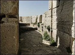 O se situaient les chemins de ronde, dans les chteaux-forts du Moyen-Age ?