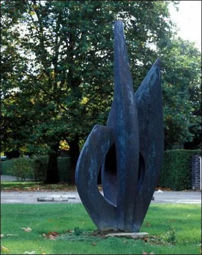 C'est une technique de sculpture en trois dimensions, qui n'est pas attache  un fond mais pose sur un socle, on l'appelle :