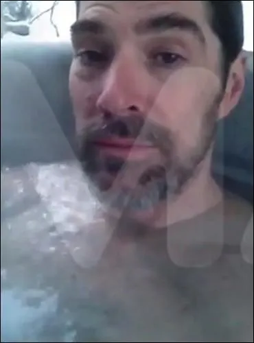 Thomas Gibson s'est fait piger par une fille rencontre sur Internet  qui il a dvoil des vidos de lui (un peu ridicules) dans son jacuzzi. La demoiselle s'est empresse de les rendre publique. Mais dans quelle srie joue Thomas Gibson ?
