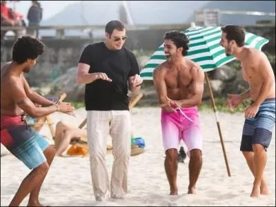 Que fait John Travolta a danser ainsi en plein milieu de beaux garons sur la plage de Rio ?