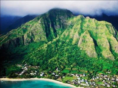 Quelle le ne se trouve pas dans les Antilles ?