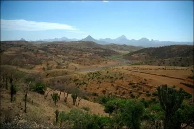 Quelle est la capitale de ce pays africain, frontalier avec la Zambie, lusophone et ayant pour monnaie le kwanza ?