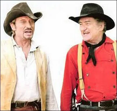 Qui interprtait cette chanson commenant par : Je marche seul le long des rues / O nous allions tous les deux avant ...