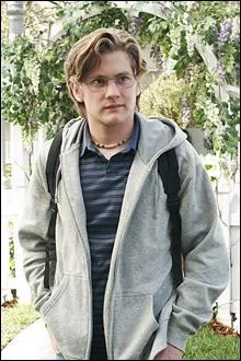 Zach est le fils biologique de ...