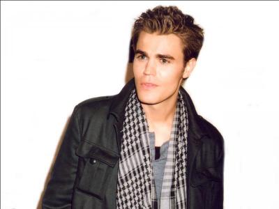 Quelle langue parle-t-il couramment ?