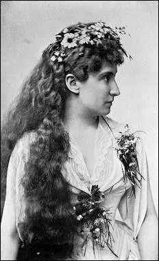 Une trs grande cantatrice chanta le rle au Metropolitan Opera (1886) et  Covent Garden (1902), mais l'histoire a retenu son nom  cause d'un dessert. Qui est cette chanteuse ?