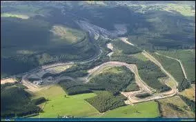 Dans quelle province belge trouve-t-on le circuit automobile de la ville surnomme  La perle des Ardennes  ?
