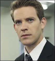 Comment s'appelle l'inspecteur charg de l'enqute sur la mort d'Alison ?