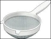 C'est un ustensile perc de petits trous servant  goutter les aliments,  filtrer les liquides.