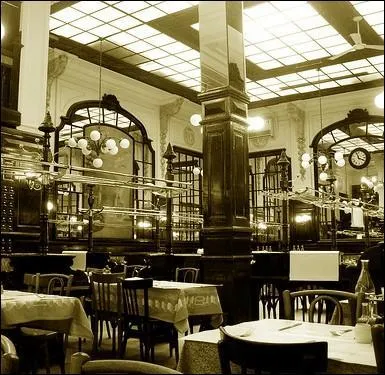 Servant de la cuisine franaise traditionnelle a un prix bon march, quelle tait la spcialit du mythique restaurant Chartier fond en 1896  Paris ?