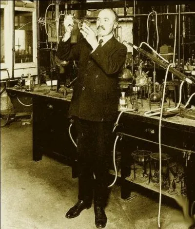 Qu'a russit  crer le chimiste belge naturalis amricain Lo Baekeland dans son laboratoire New-Yorkais en 1907 ?