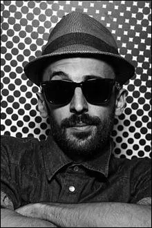 Quel artiste, contemporain franais, clbre pour ses photographies en noir et blanc exposes dans la rue, est le ralisateur du long mtrage  Woman are Heroes  ?