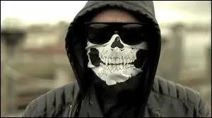 Quel street artiste  activiste  a repeint les devantures des grands magasins de luxe : AgnesB, Louboutin, Dior ?