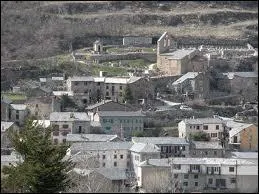 Je vous emmne maintenant  Angoustrine-Villeneuve-des-Esclades (dpartement 66), commune situe en rgion ...