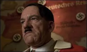 Comment meurt Adolf Hitler dans le film  Inglorious Bastered  ?