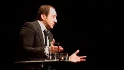 Dans son sketch sur l'Amrique, Patrick Timsit est oblig de subir, plus souvent qu' son tour ...