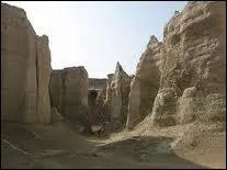 Qechm est l'le la plus grande d'Iran. Quel golfe n'est pas aliment par le dtroit d'Ormuz, sur lequel elle est pose ?