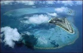 Je vous prsente Midway, une petite le des tats-Unis, charge d'histoire. Si Midway est l'le la plus au nord des les Hawaii, quelle est la plus australe des les de cet archipel ?