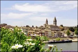 Nous sommes  Tournus, ville Bourguignonne situe dans le dpartement ...