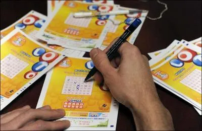 En septembre 1933, les premiers billets de la loterie nationale _______ ont t mis (Mis en circulation).