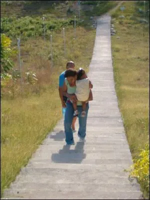 Dans quel pays peut-on gravir les 500 Marches de la Mdaille Miraculeuse pour atteindre le Sanctuaire des Cteaux, ddi  la Vierge Marie ?