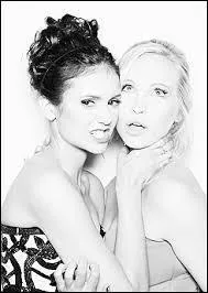 Je suis la plus vieille de nous deux. Je suis...