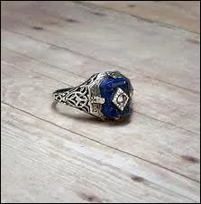 Dans  Vampire Diaries , j'ai besoin d'une bague pour pouvoir m'exposer au soleil. A qui appartient cette bague ?
