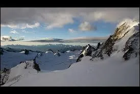 Sur le col de Caradhras, comment le mage Saroumane attaque-t-il les membres de la communaut de l'anneau ?