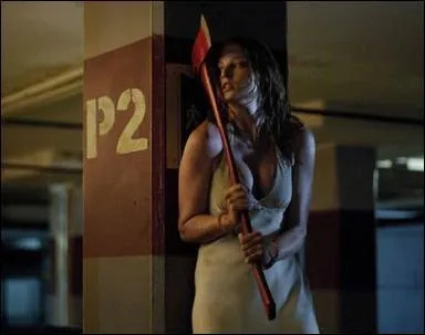 Le soir de Nol, Angela, une jeune cadre, se retrouve ligote dans la loge du gardien de parking, bien dcid  la garder pour le rveillon (sorti le 05/03/08) :