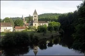 Nous sommes en Aquitaine,  Saint-Lon-sur-Vzre, dans un des Plus Beaux Villages de France. Il se situe dans le dpartement n ...