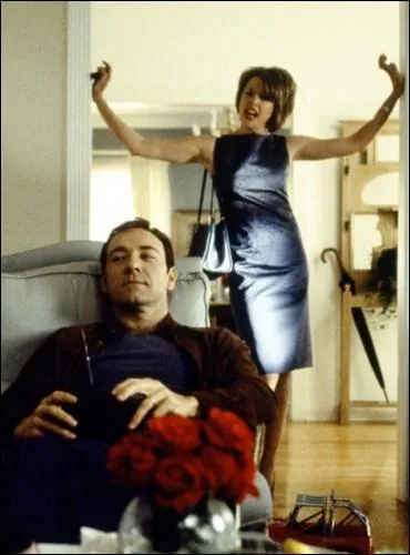 Sur l'affiche de  American Beauty , dans quoi se baigne une jeune actrice ?