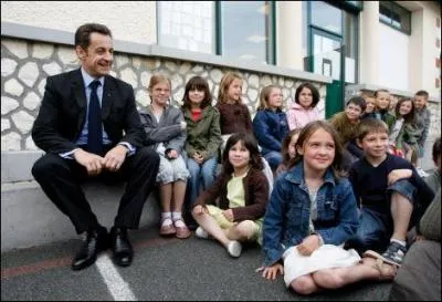 Le guvernement a rcemment pass un appel d'offres pour surveiller l'opinion sur le Net en matire d'ducation. Combien y consacre-t-il?