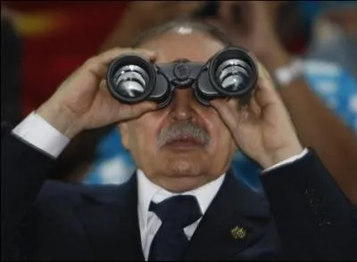 L'Algrien Abdelaziz Bouteflika a fait modifier la Constitution pour pouvoir se prsenter autant de fois qu'il le veut  la prsidence. Quel ge a-t-il?